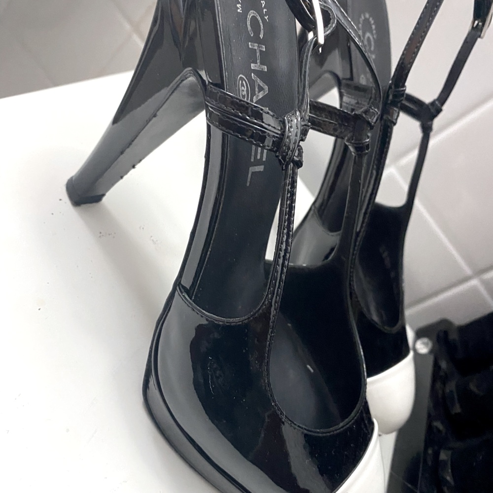 Size 38 1/2 CHANEL black w white tip heels